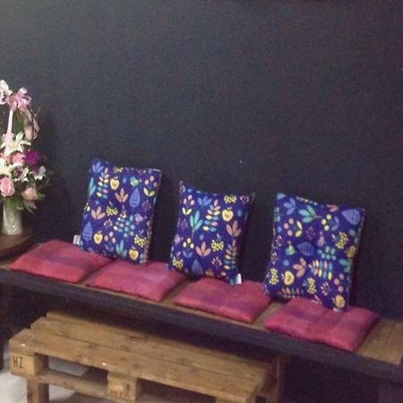 Cham Cha Hostel Чиангмай Екстериор снимка