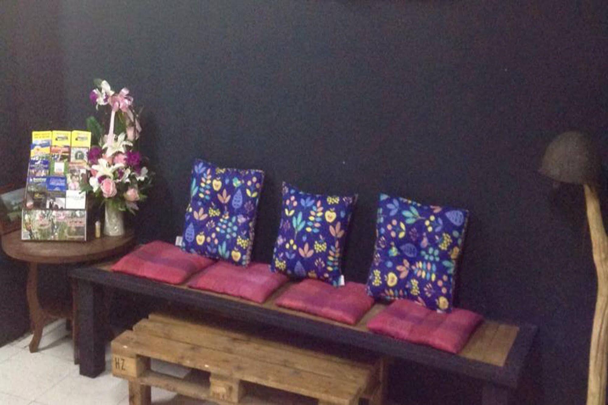Cham Cha Hostel Чиангмай Екстериор снимка