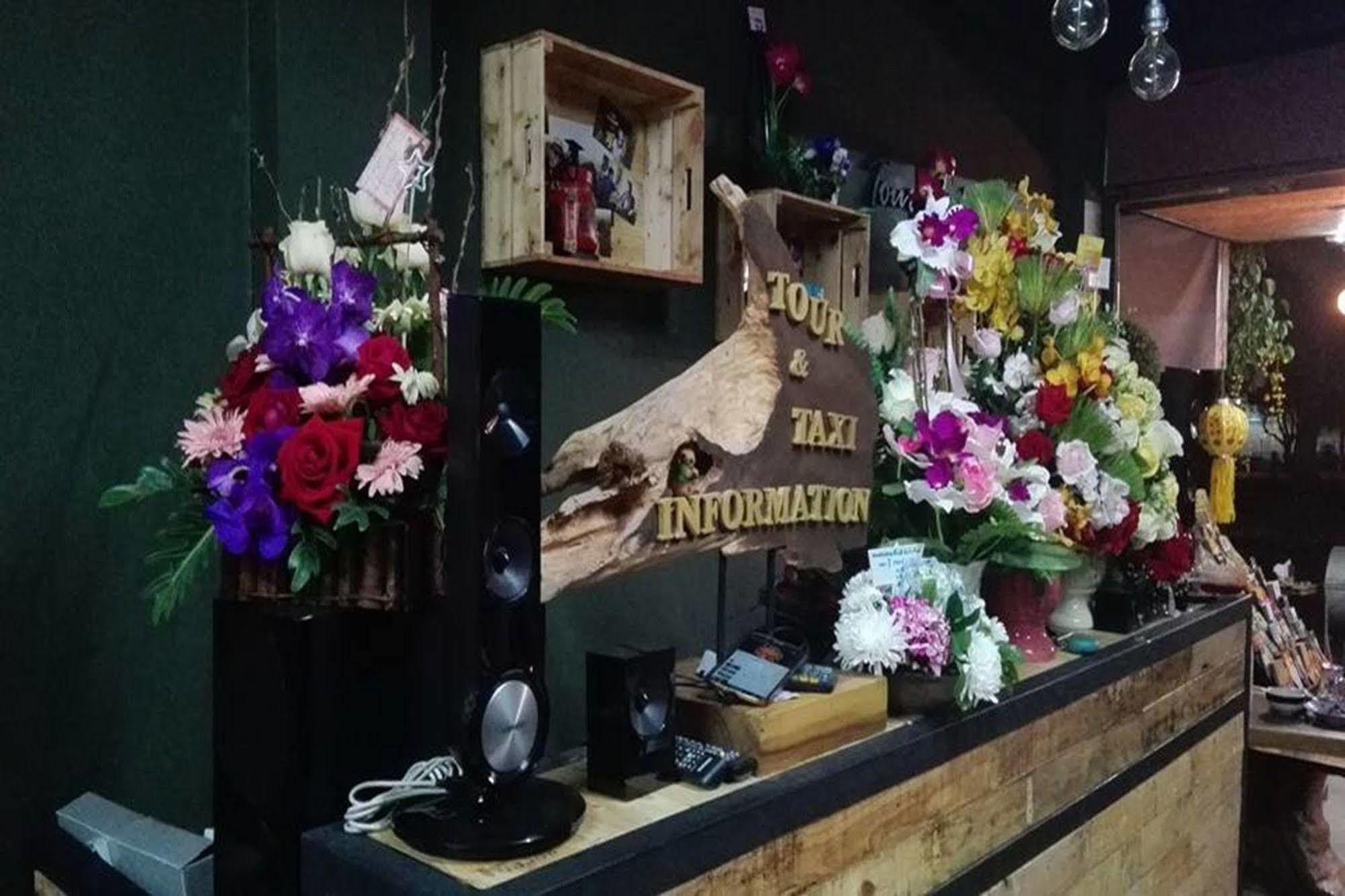 Cham Cha Hostel Чиангмай Екстериор снимка