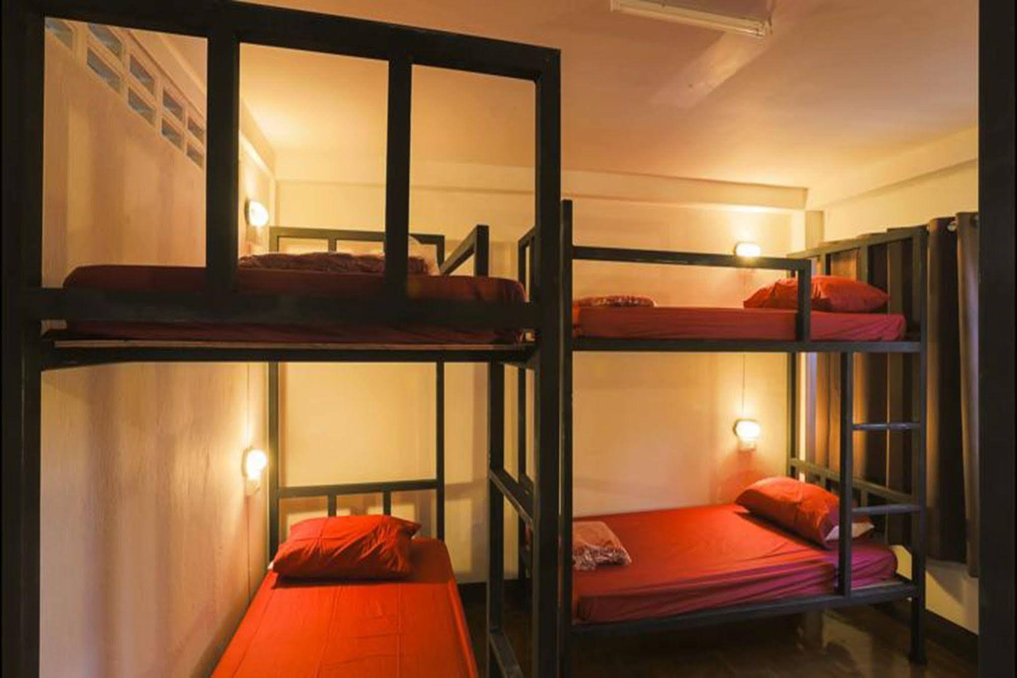 Cham Cha Hostel Чиангмай Екстериор снимка