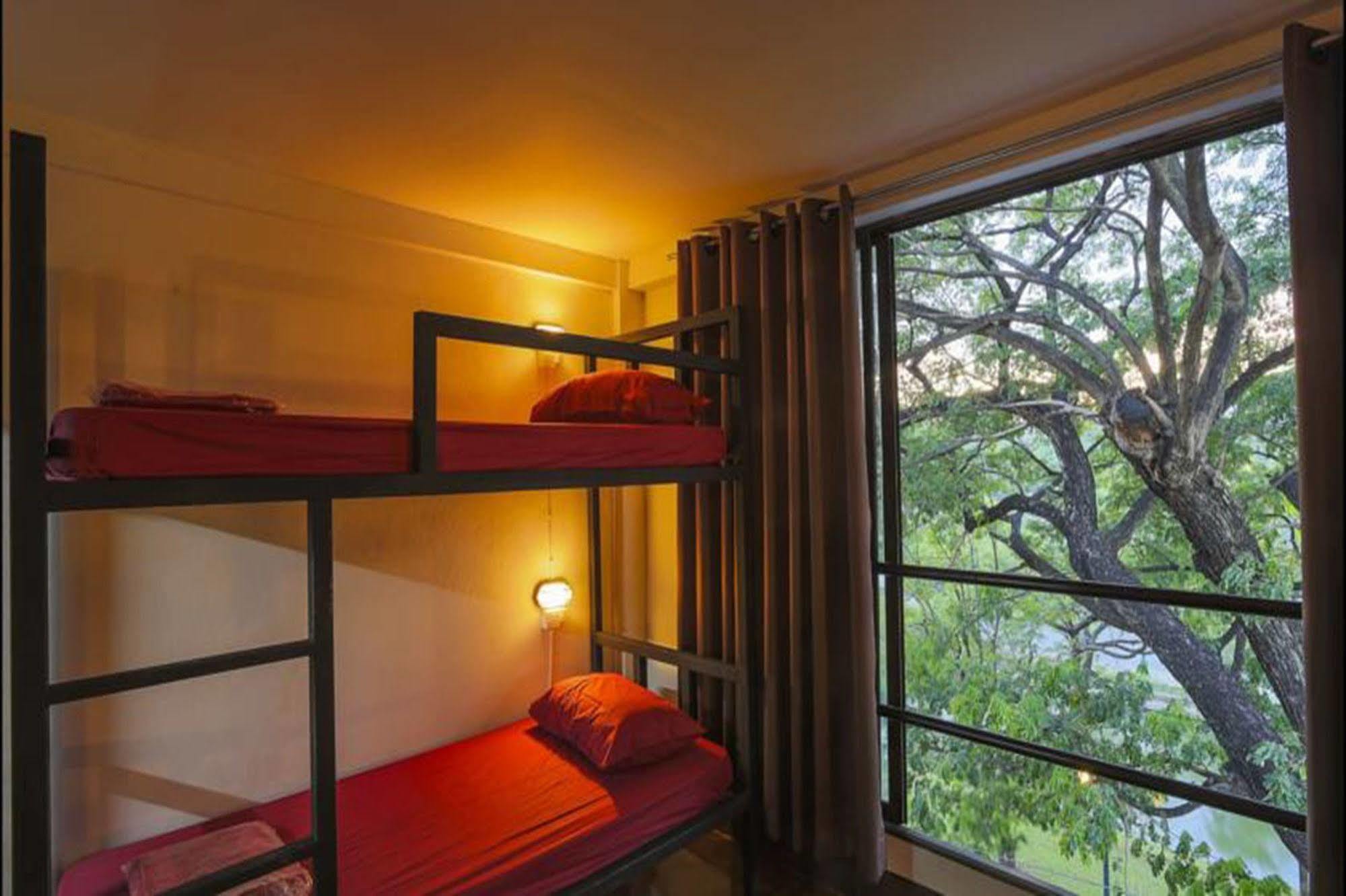 Cham Cha Hostel Чиангмай Екстериор снимка